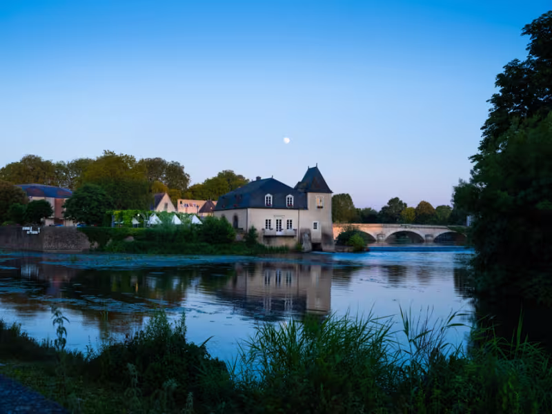 La Flèche à la tombée de la nuit