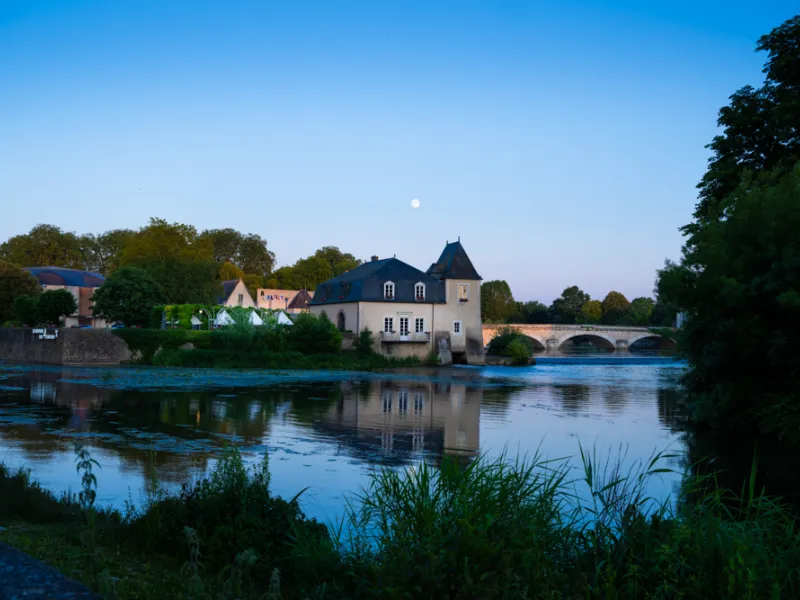 La Flèche à la tombée de la nuit