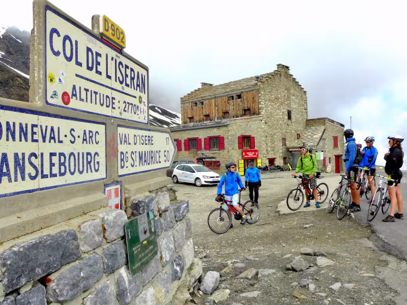 Arrivée en haut du Le Col de l'Iseran à vélo, le plus haut col d'Europe un Graal de cycliste