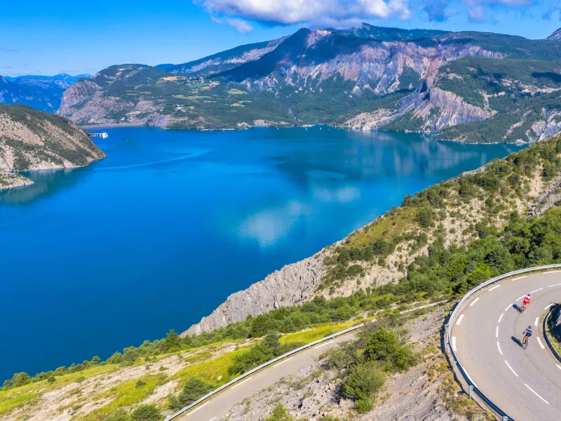 Le Lac de Serre-Ponçon au niveau du Sauze-du-Lac