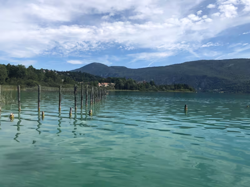 Les eaux limpides du Lac d'Aiguebelette à Lepin-le-Lac