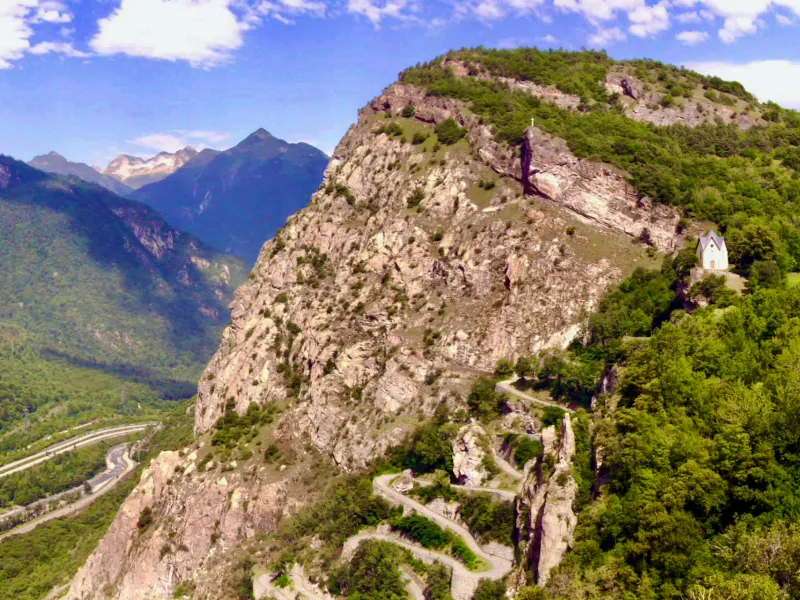 Les lacets de Montvernier dans la descente du col de Chaussy