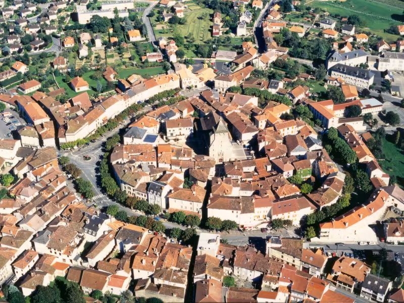Vue aérienne du village de Maurs