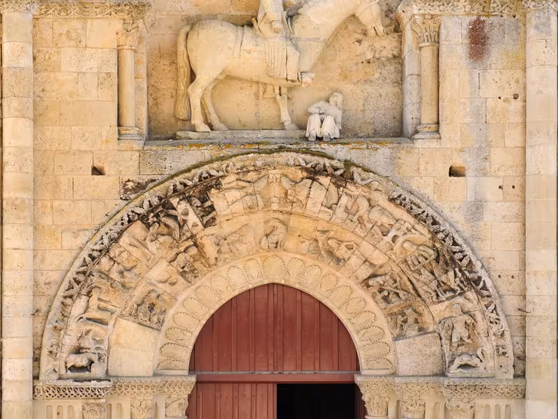 Façade de l'église Saint-Hilaire à Melle