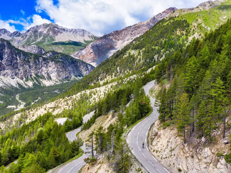 Premiers lacets du col d'Izoard au dessus de Cervières