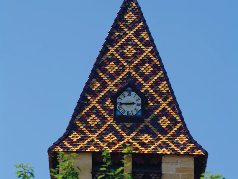 Toiture colorée de l'église de Briennon