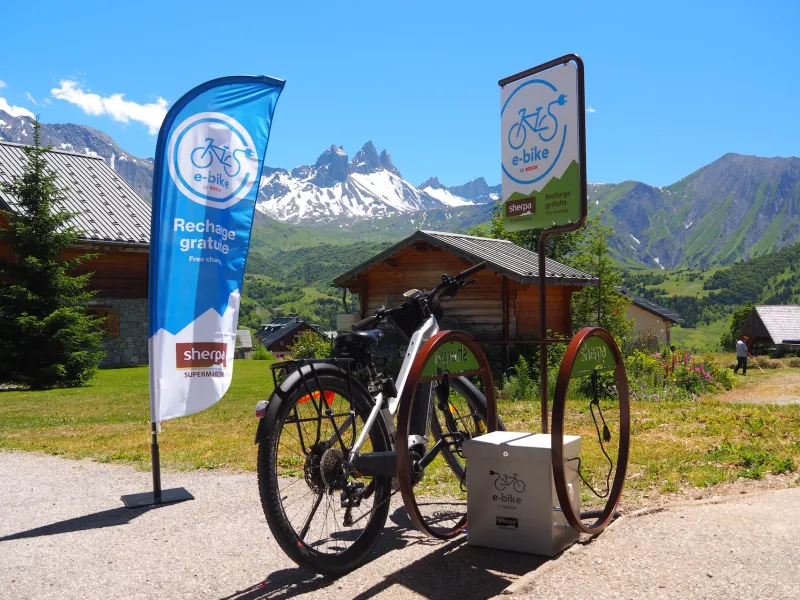 Recharge de VAE avec vue sur les Aiguilles d'Arves