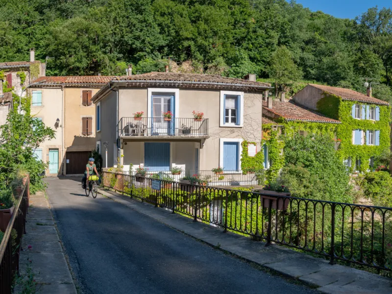 Traversée du pont sur La Sals à Rennes-les-Bains