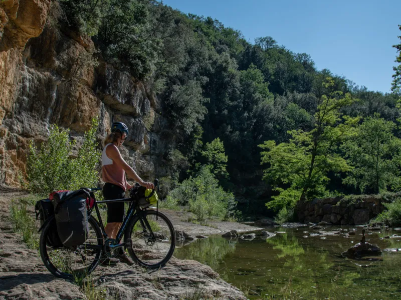 Pause en bord de rivière à Rennes-les-bains - La Vélosud
