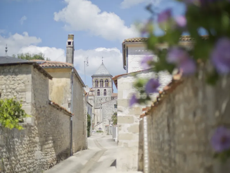 Rue dans le village de Chaniers