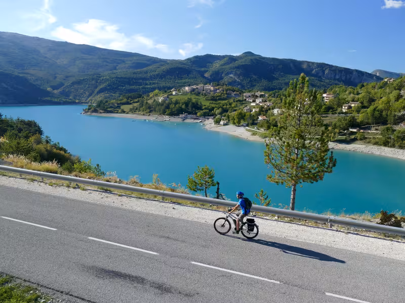 Sur les berges du Lac de Castillon à Saint-Julien-du-Verdon