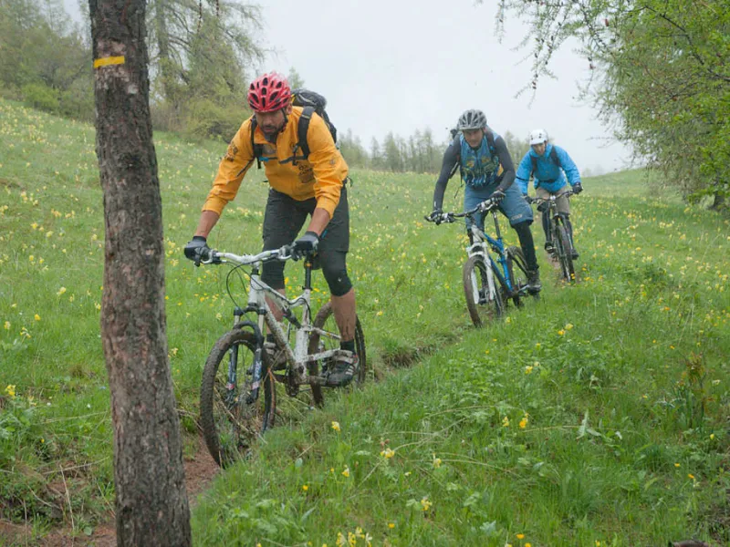 Entre amis sur la 1ère étape de la Grande Traversée VTT Transverdon
