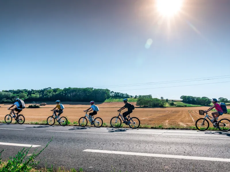 Famille à vélo sur Via Allier entre Pont-du-Chateau et Dallet