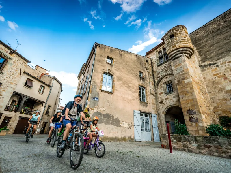 Traversée à vélo de Vic-le-Comte sur la Via Allier
