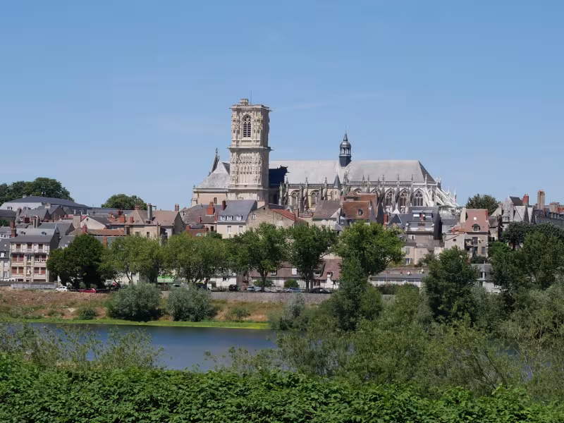 Vue Nevers et sa cathédrale