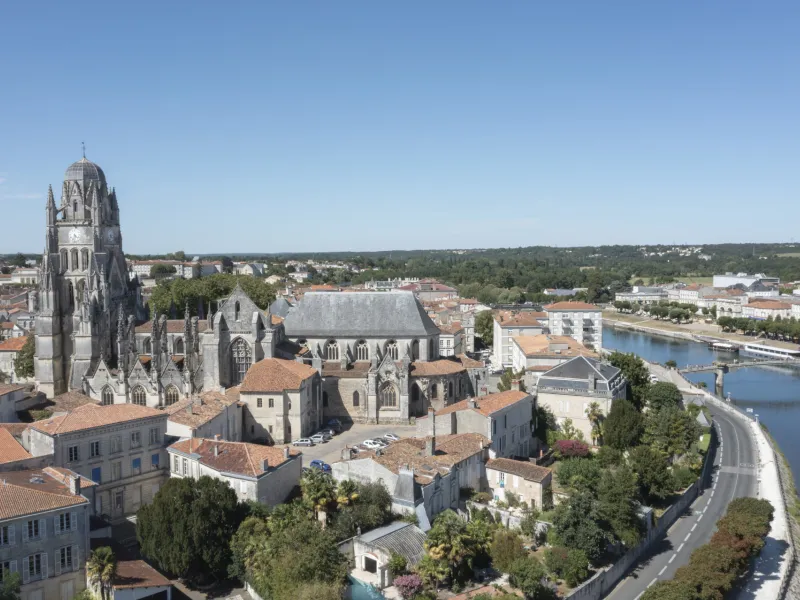 Vue sur Saintes Cathédrale Saint-Pierre et fleuve Charente