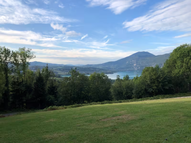 Vue sur le Lac d'Aiguebelette en montant vers Dullin