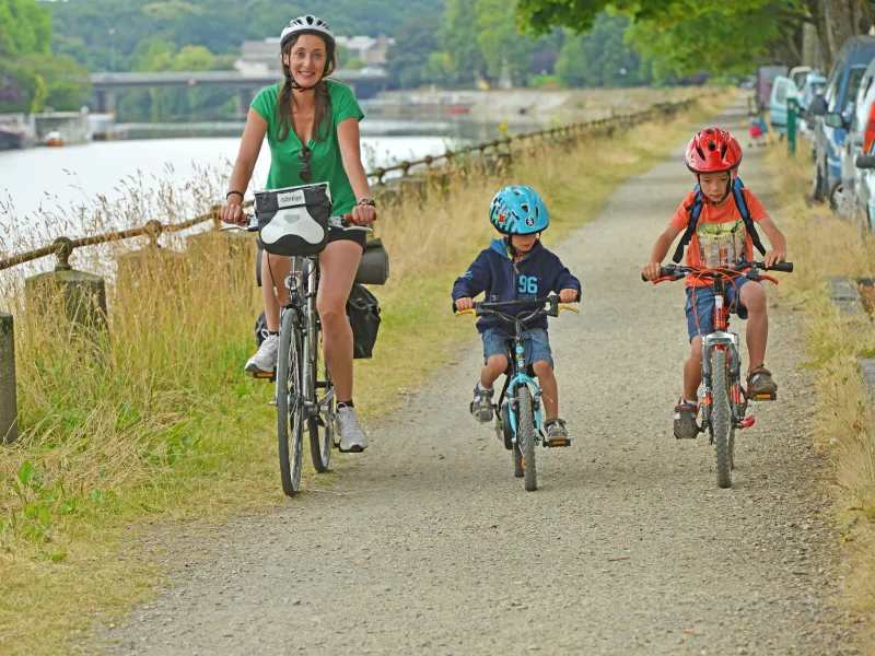 A vélo avec les enfants en direction de Laval