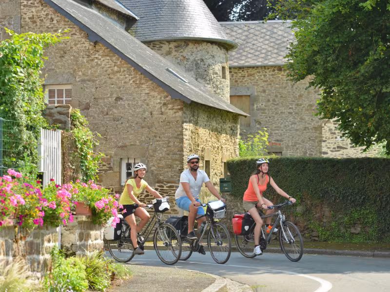 Arrivée à St-Loup-du-Gast à vélo en famille