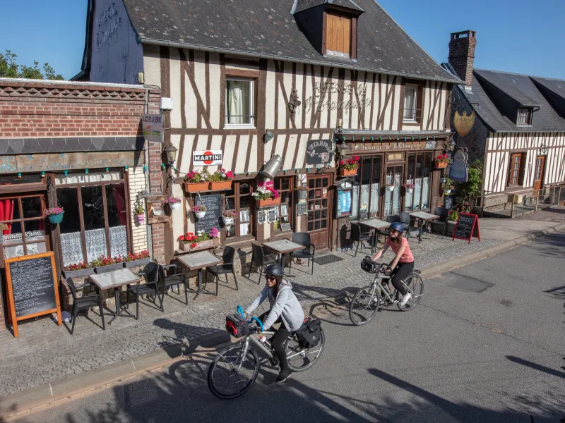 Cyclistes au Marais Vernier devant l'auberge restaurant de l'Estampage