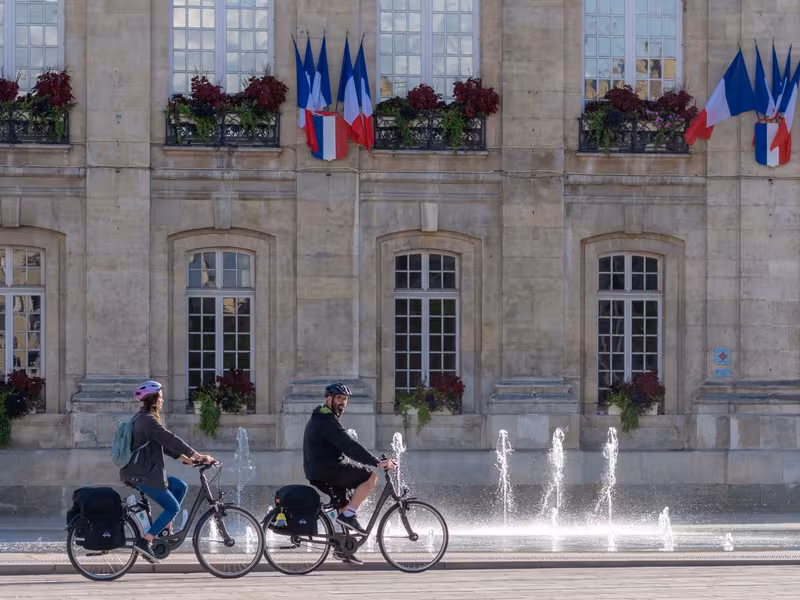 Cyclistes sur la place de l'hôtel de ville de Beauvais