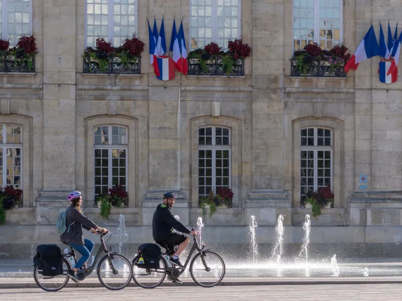 Cyclistes sur la place de l'hôtel de ville de Beauvais