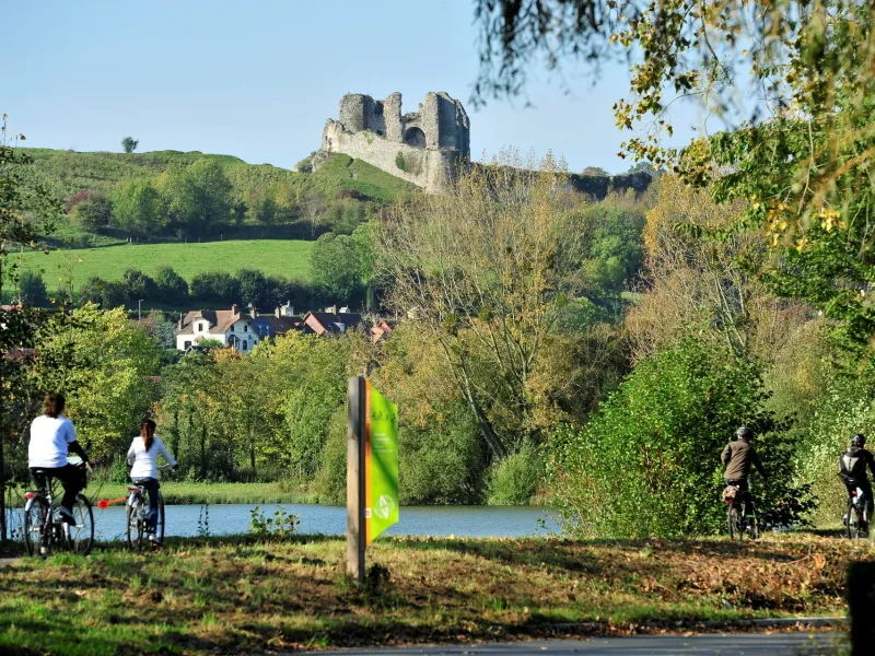 Voie verte en face du château d'Arques-la-Bataille
