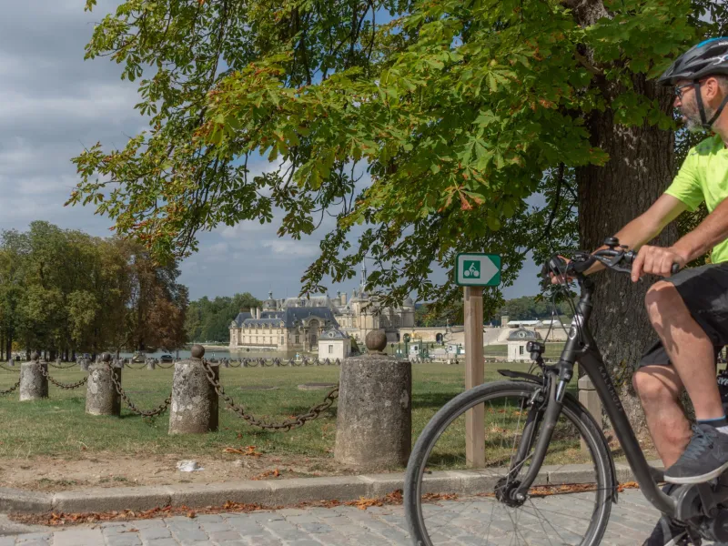À vélo devant le château de Chantilly