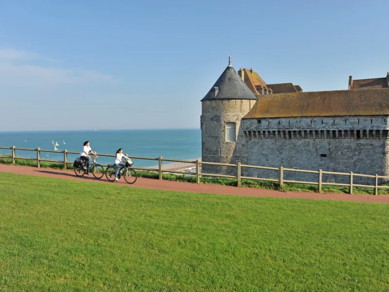 Avenue Verte London-Paris devant le château de Dieppe