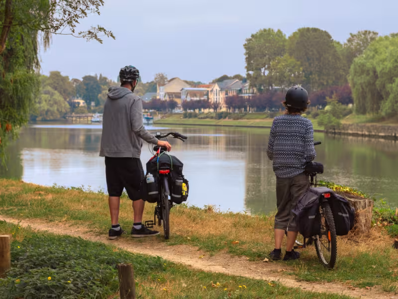 Cyclistes au bord de l'Oise vers Parmain