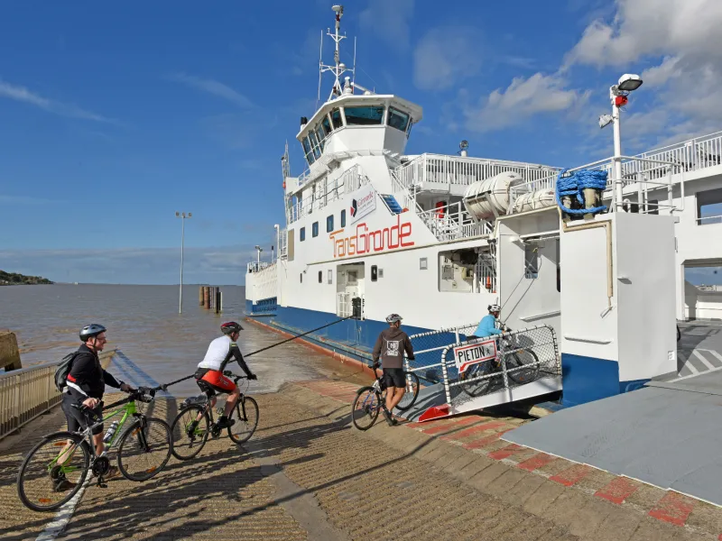 Traversée de la Gironde à vélo grâce au Bac entre Blaye et Lamarque