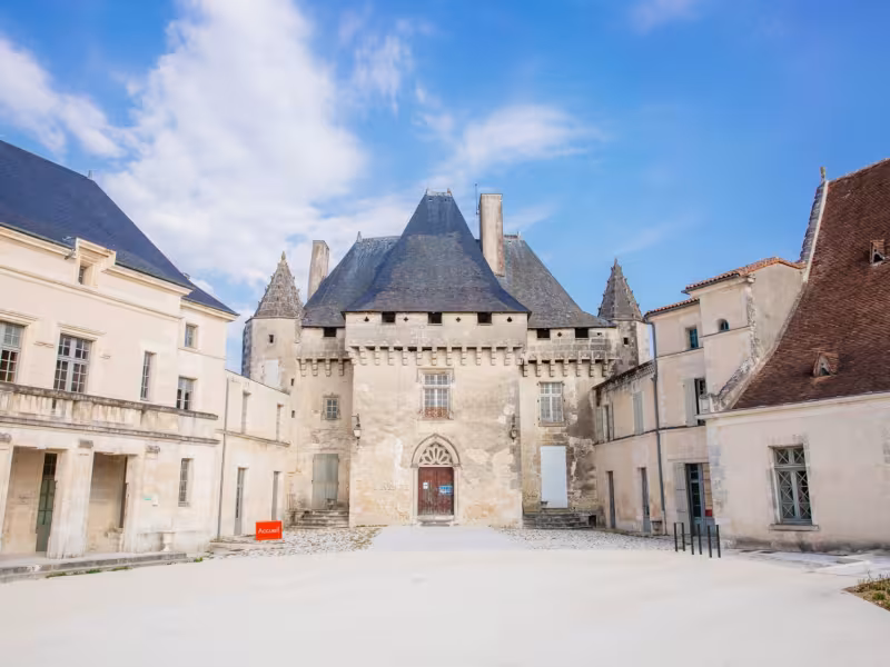 Cour du château de Barbezieux