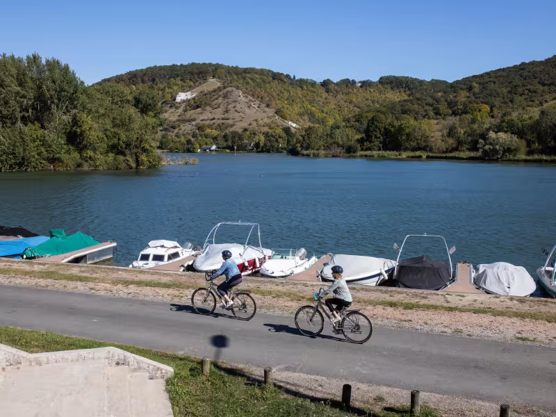 Au bord des étangs de Léry-Poses et ses sports de loisirs sur l'eau