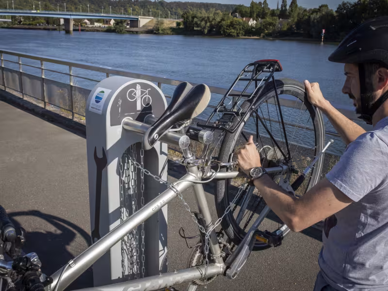Borne de réparation vélo et station de gonflage à Elbeuf