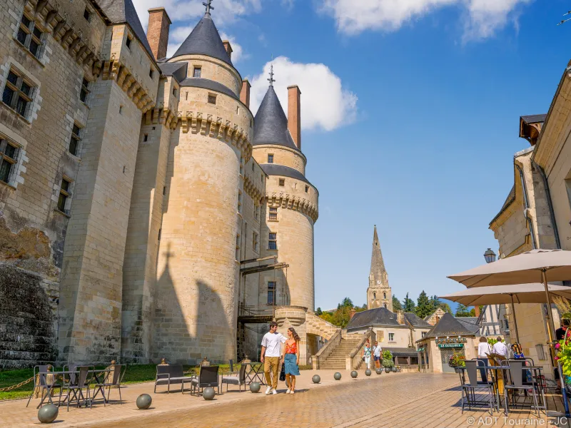Dans les rues de Langeais au pied du château