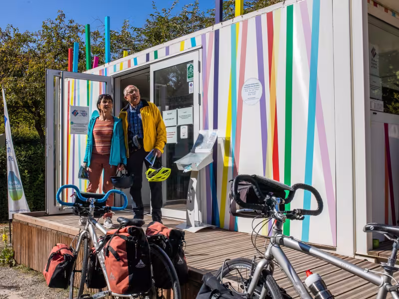 Cyclistes devant le bureau d'information touristique de Giverny