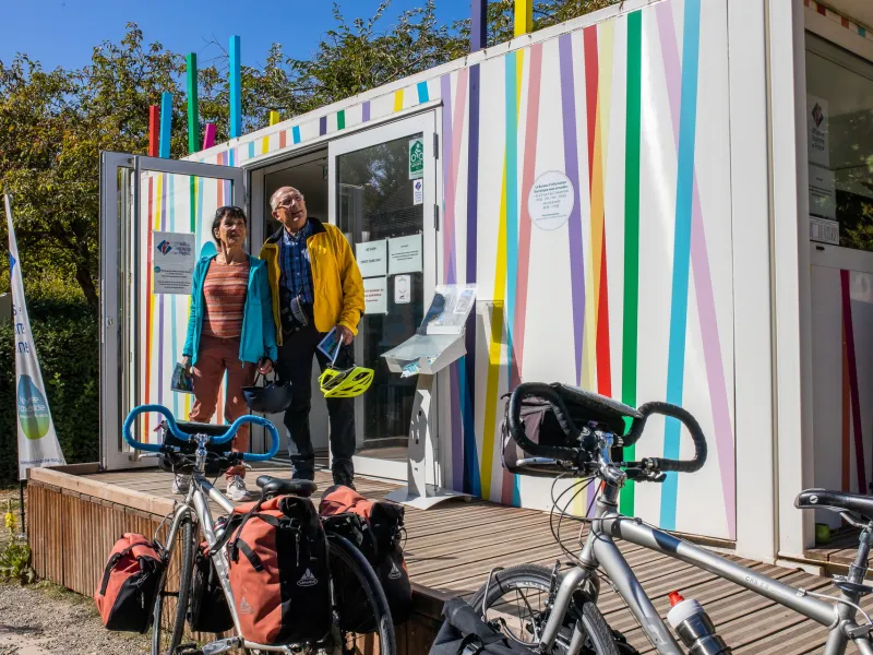 Cyclistes devant le bureau d'information touristique de Giverny