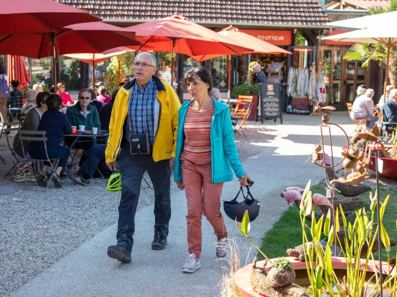 Balade dans les rues et cafés de Giverny