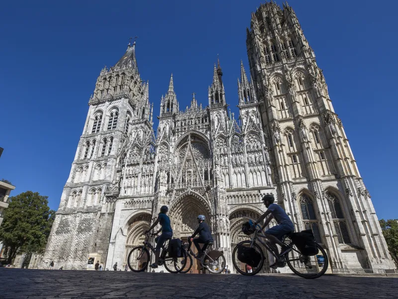 Voyageurs à vélo devant la cathédrale de Rouen