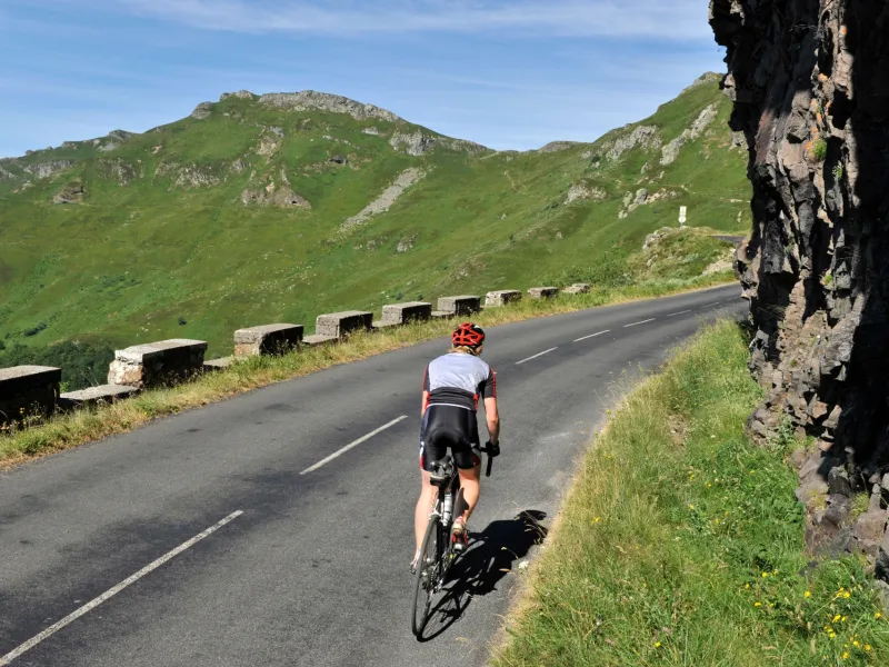 Traversée du Volcan cantalien à vélo, grimpette au col Pas de Peyrol