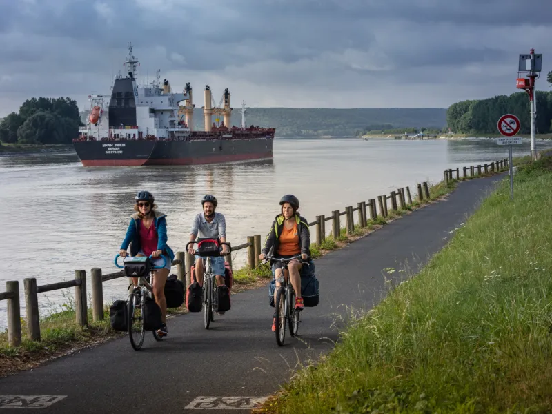 Passage d'un cargo sur La Seine à Rives-en-Seine
