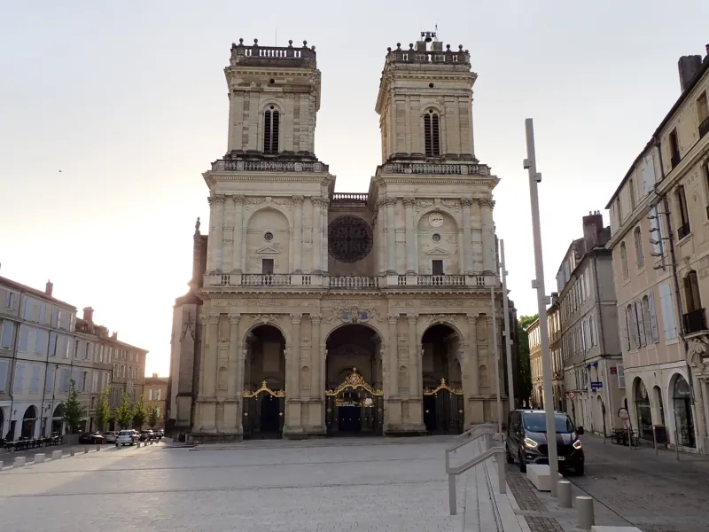 Parvis de la cathédrale d'Auch