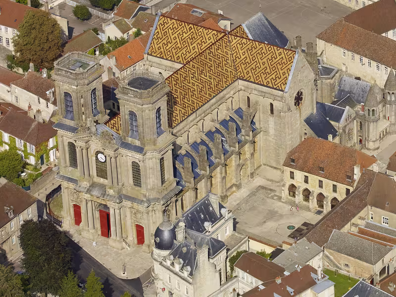 Cathédrale de Langres et mairie vues du ciel