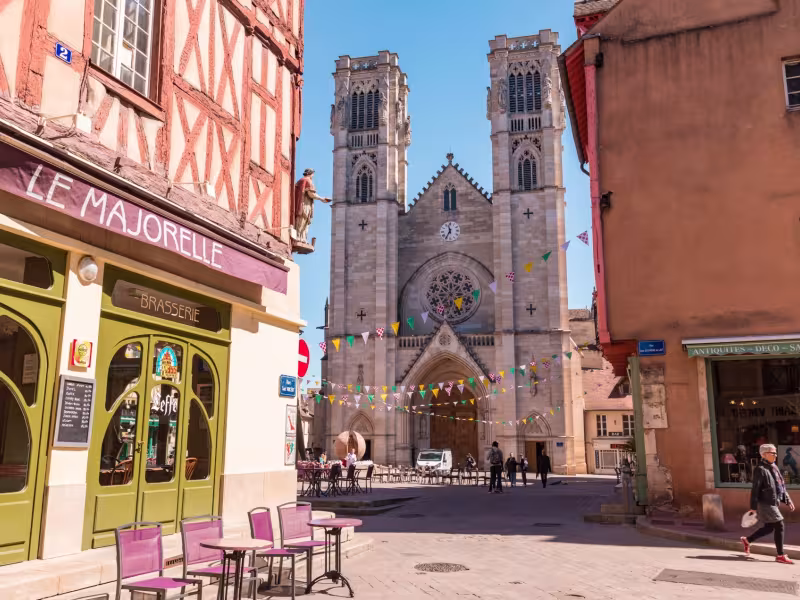 Chalon-sur-Saône et l'extérieur de la cathédrale