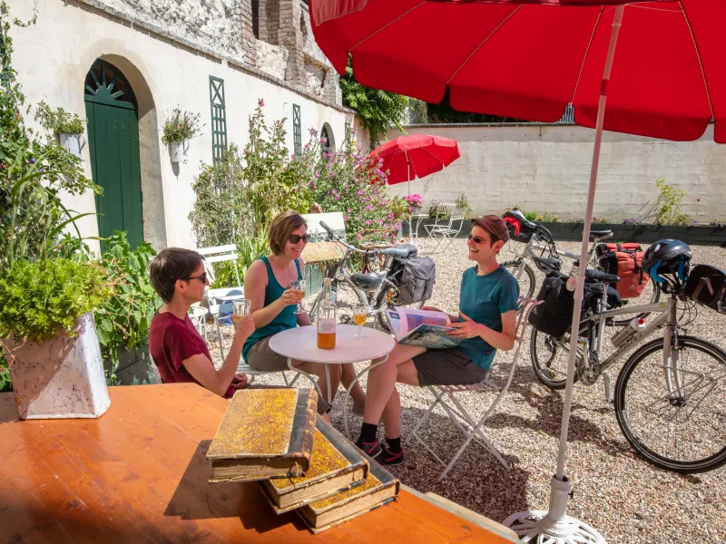Verre en terrasse à la chambre d'hôte" Escale chez un impressionniste" à Vétheuil