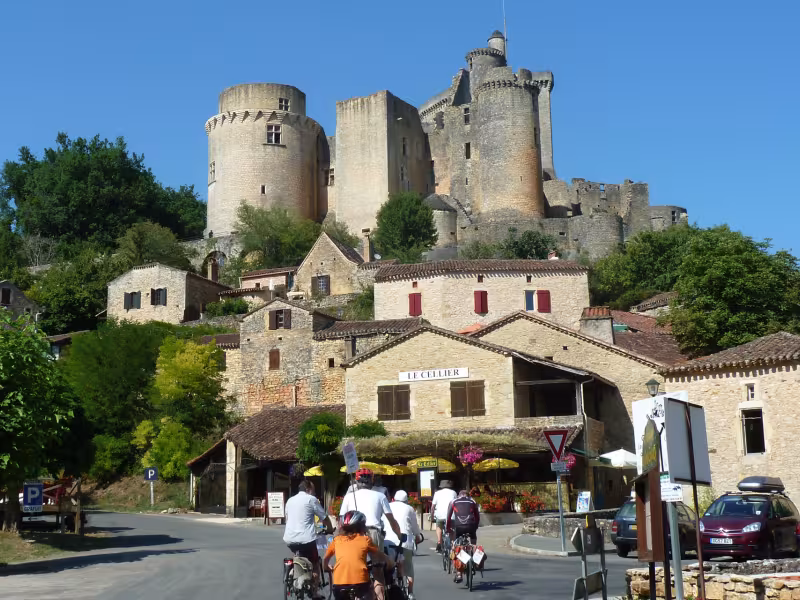 Découverte du Château de Bonaguil - Vallée du Lot à vélo