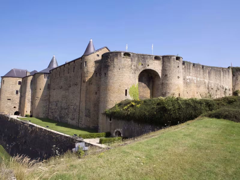 Le Château de Sedan sur la Meuse à vélo - Voie verte Trans-Ardennes