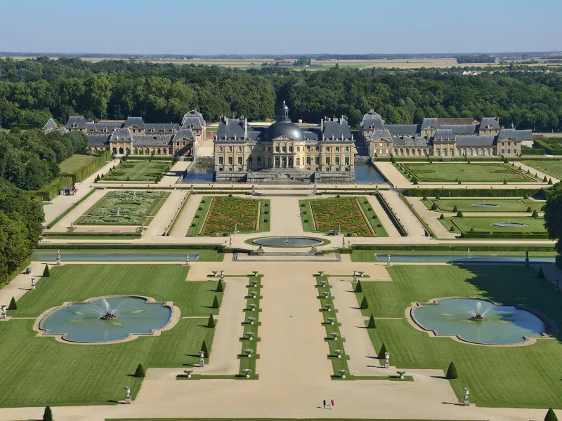 Plongée sur les jardins et le château de Vaux-le-Vicomte