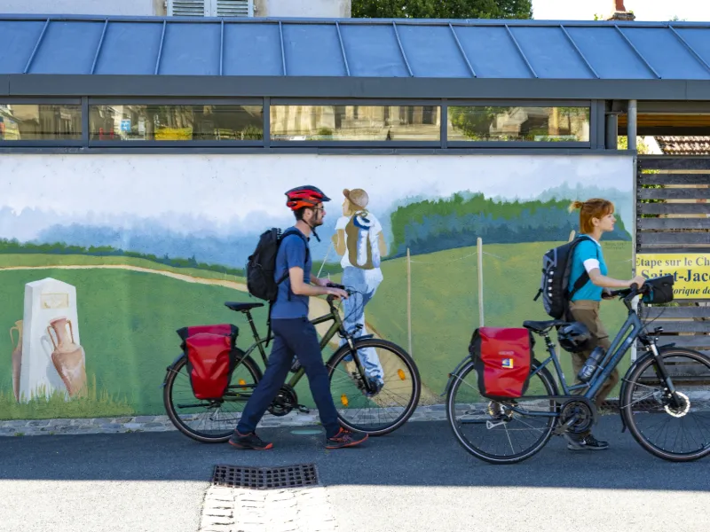 Cyclistes devant la fresque de Chateaumeillant