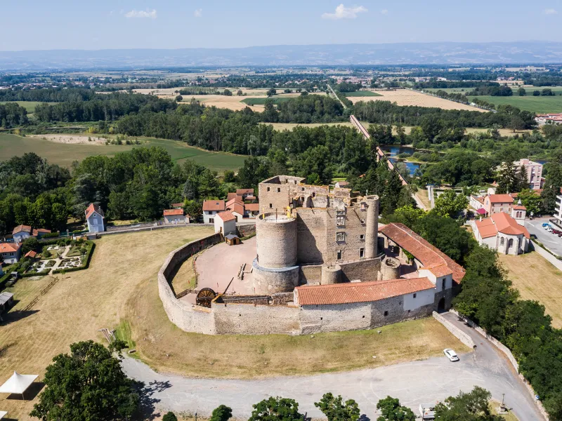 Château de Montrond-les-Bains sur sa butte au dessus de la Loire